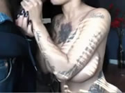 Latina tatoué fille fellation